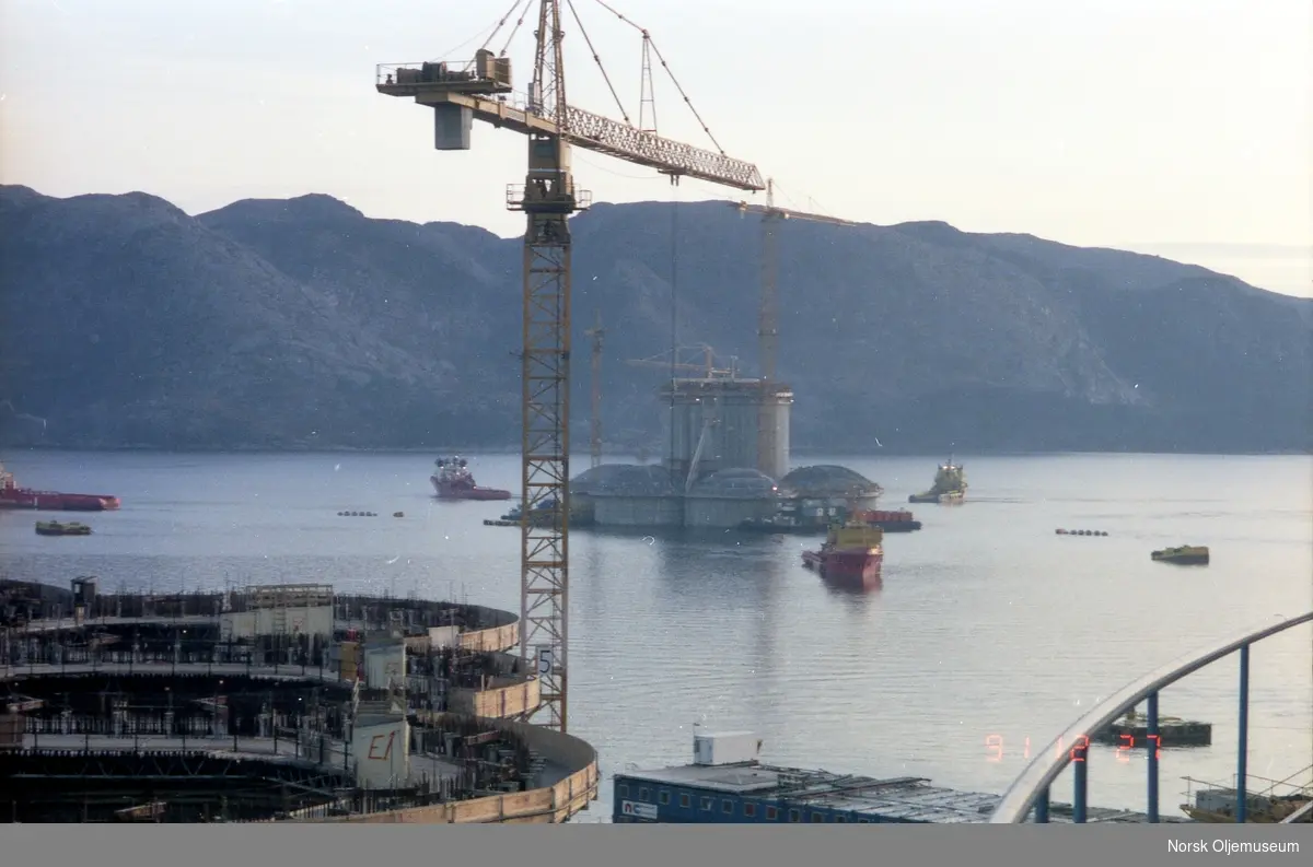 Anleggsområdet til Norwegian Contractors i Jåttåvågen ved Stavanger, hvor Condeep plattformene i betong blir bygget.
Draugen tar form og vskser seg større for hver dag som går, der den bygges ute i Gandsfjorden.