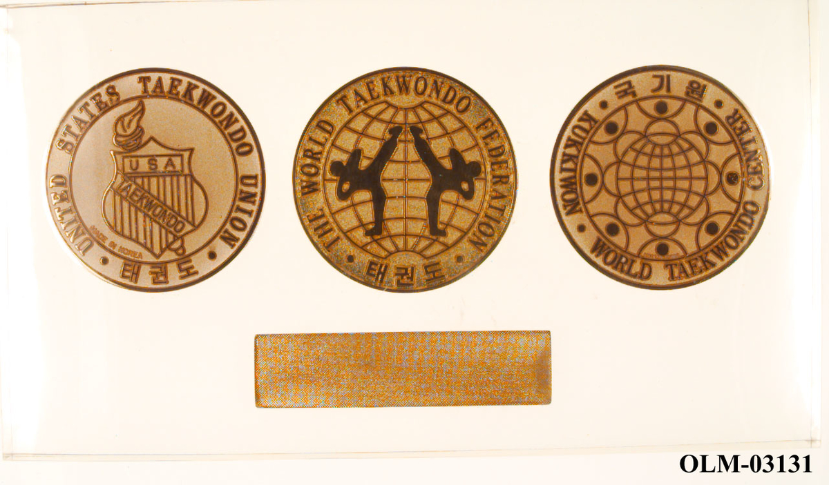 Settet består av 3 medaljer og ligger i en blå eske.