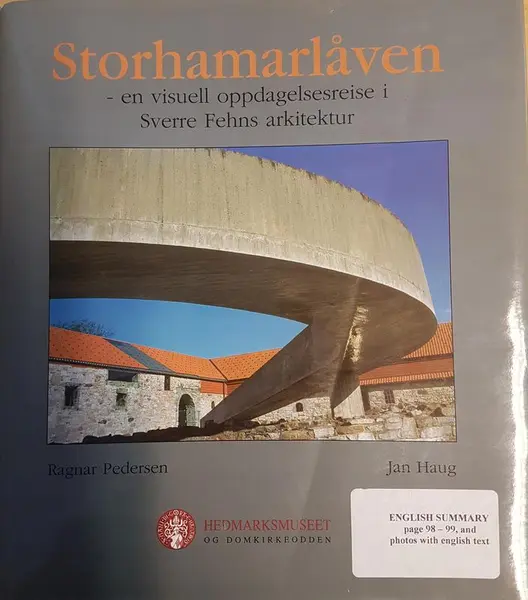 Bok om Storhamarlåven, forsidebildet domineres av den nuede betongrampa som går fra Aulatoppen og ned i borggården.
