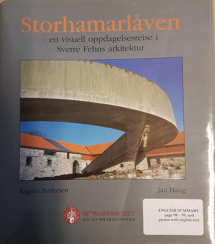 Bok om Storhamarlåven, forsidebildet domineres av den nuede betongrampa som går fra Aulatoppen og ned i borggården.