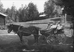 David Johansson och Ivan Johansson med kusinerna Doris, Gunhild och Asta Hollner i Ytternäs. Barnen sitter i en hästdragen vagn.