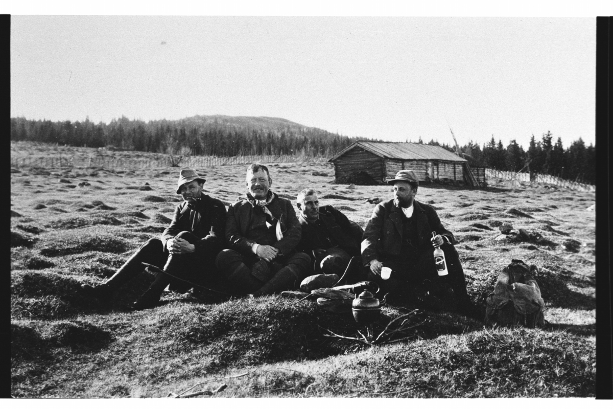 Jaktlag på Veslehaugen 1921. Her er ein kvil på Gamlelia.