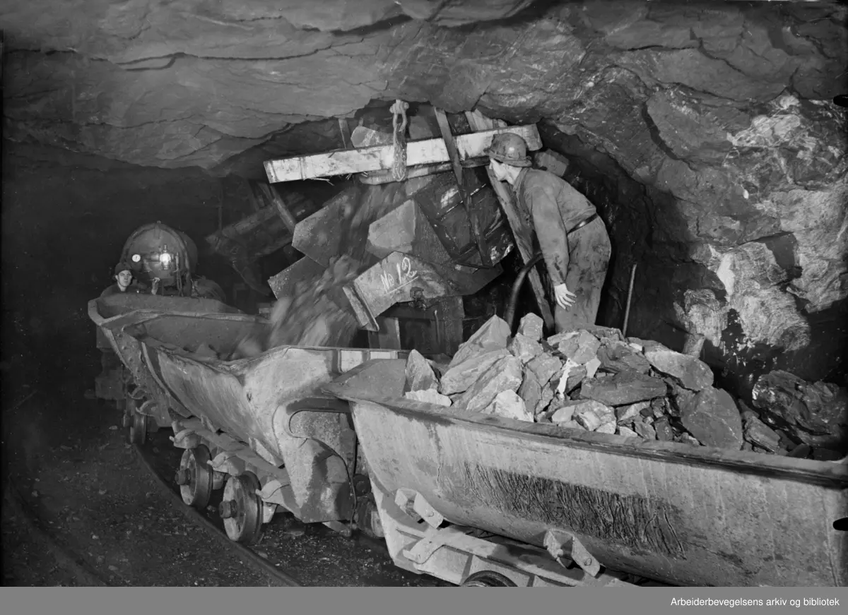Lasting av gruvevogner ved Fosdalen Bergverk i Nord-Trøndelag, 1955.