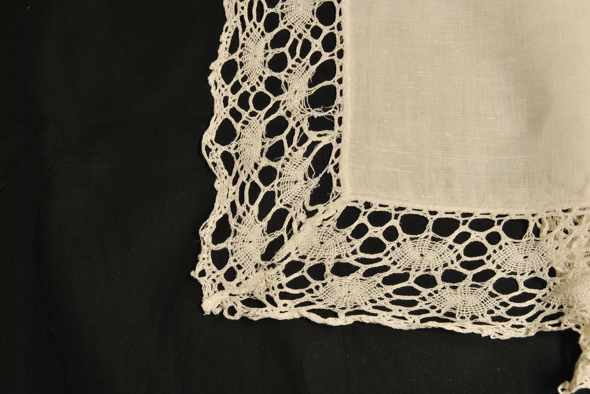 Kvadratisk form. Brodert. Blonder langs kanten.