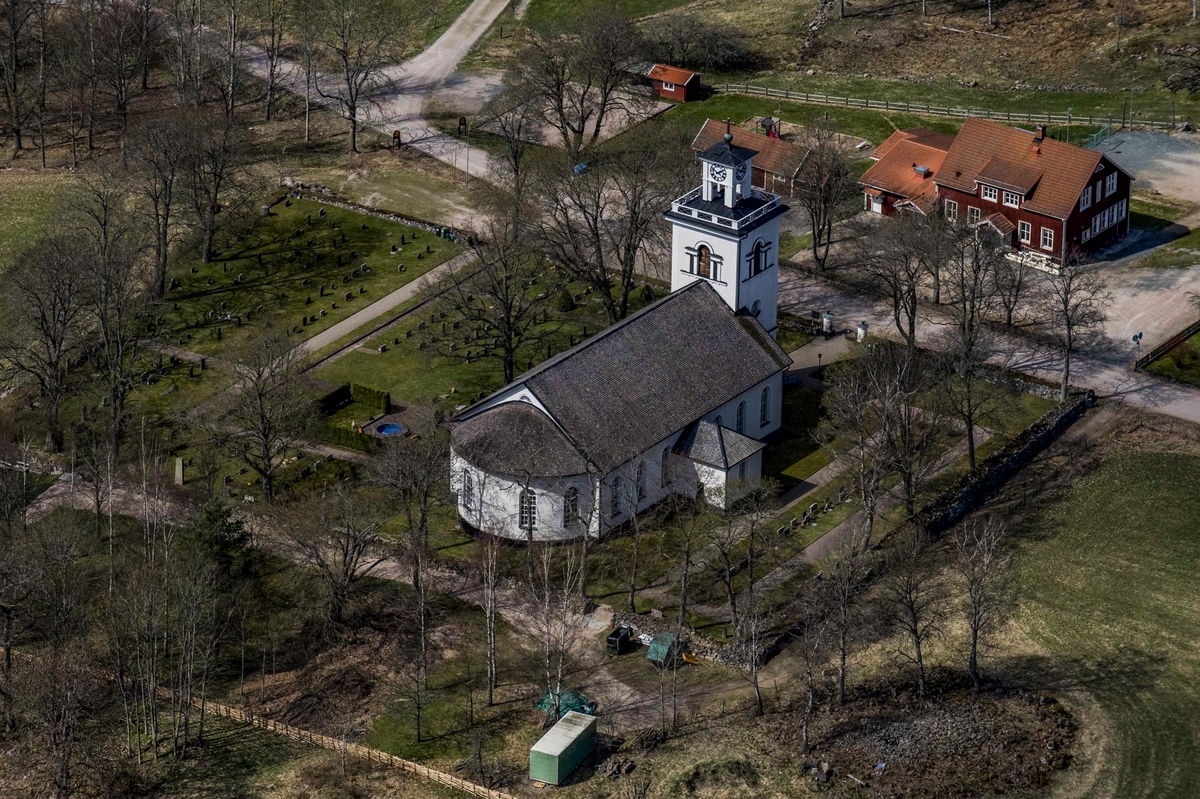 Flygfoto över Skirö kyrka i Vetlanda kommun.