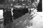 F6 Karlsborg 1940. F6-personal uppställda för krigsman erinran den 1 april. Även luftvärnets musikkår medverkade. Albumet är en del av en donation från Karl-Axel Hansson, Karlsborg. Förteckning över hela donationen finns i albumet, samt som Word-dokument.