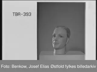Reklamefoto av utstillingsdukker til butikk. Ukjent oppdragsgiver.