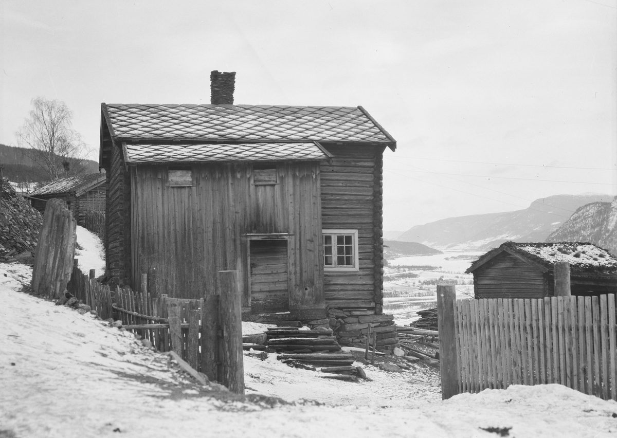 Ringebu, Bjørge nordre (norgard). Stor tømmerbygning med påbygd svalgang. Skifertak. Steintrapp. Stakitt rundt.