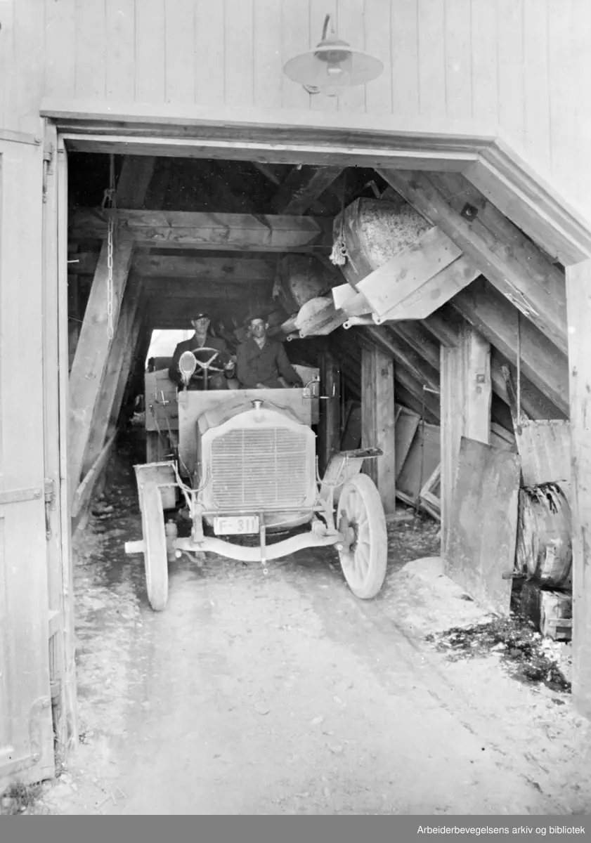 Kongsberg Sølvverk. Malmkjøring med verkets første lastebil, ca. 1918.