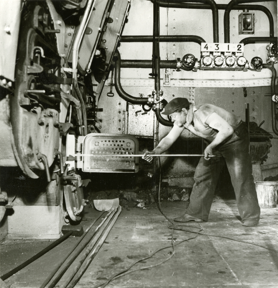 Okänd eldare i arbete i ISBRYTAREN II:s eldrum, 1938.