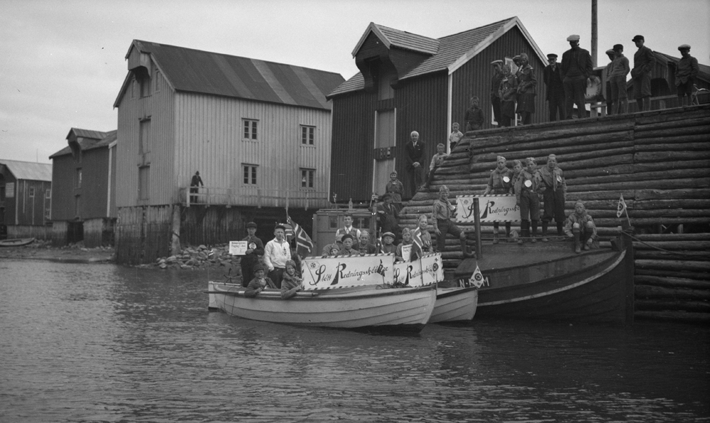 Aksjon for Redningsselskapet på 1930-tallet.
Speidere og båter med skilt og flagg ved Kommunekaia i Sjøgata.