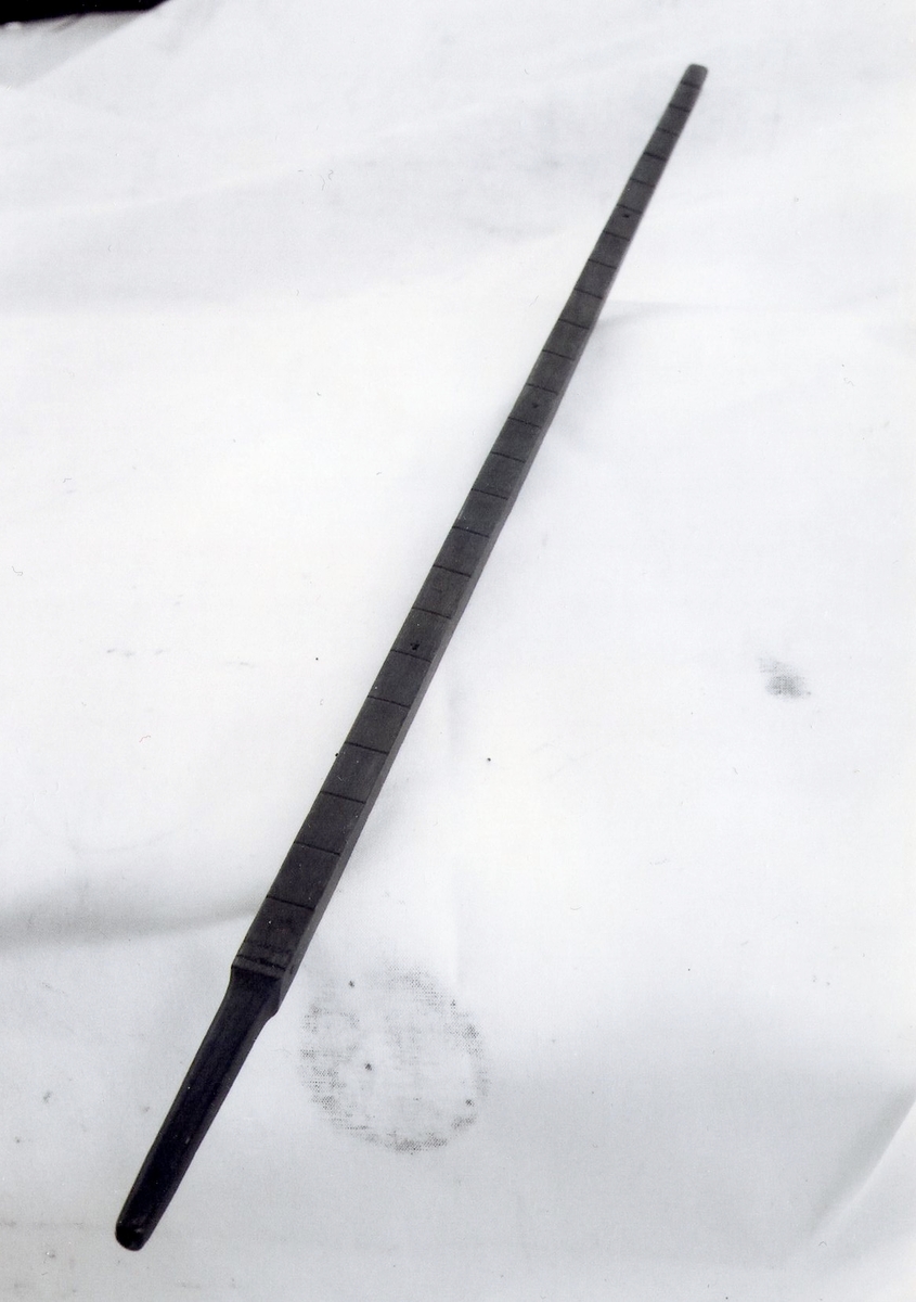 Alen laget av tre fra Tobakkvika, Våbenøya.