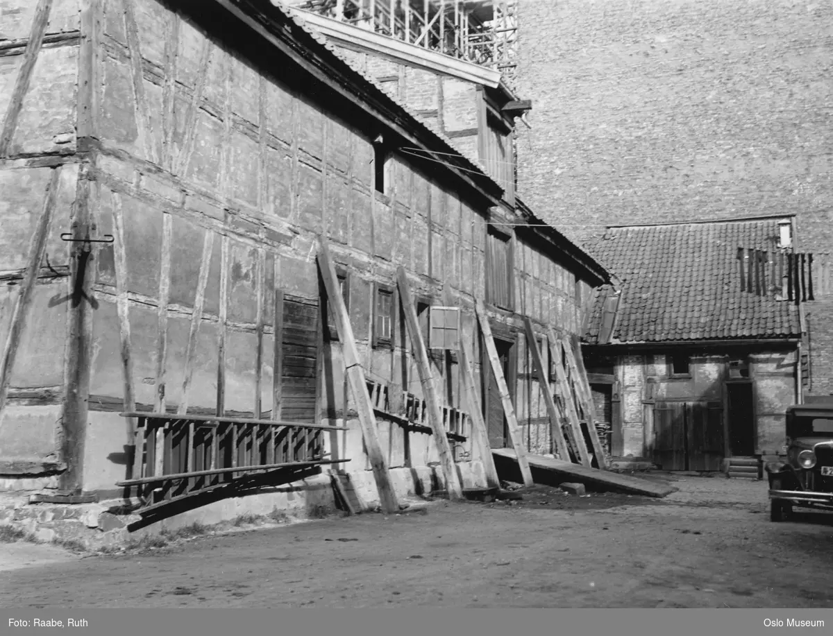 Garnisonssykehuset, gårdsinteriør, stallbygning, "Karl Johans stall", bil