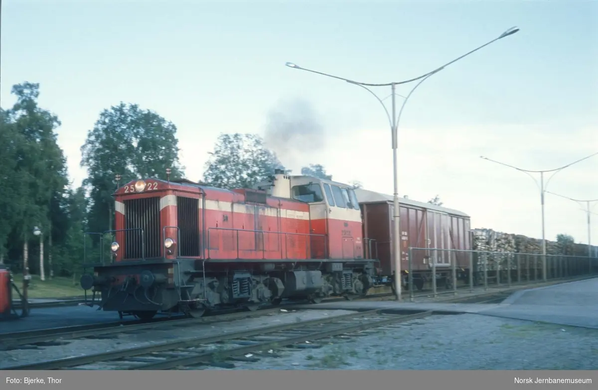 Diesellokomotiv type Sv12 nr. 2522 med godstog på Tornio stasjon