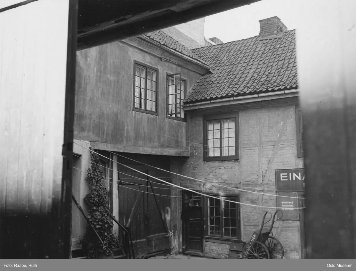 bygård, gårdsinteriør, port, tørkesnorer, håndkjerre