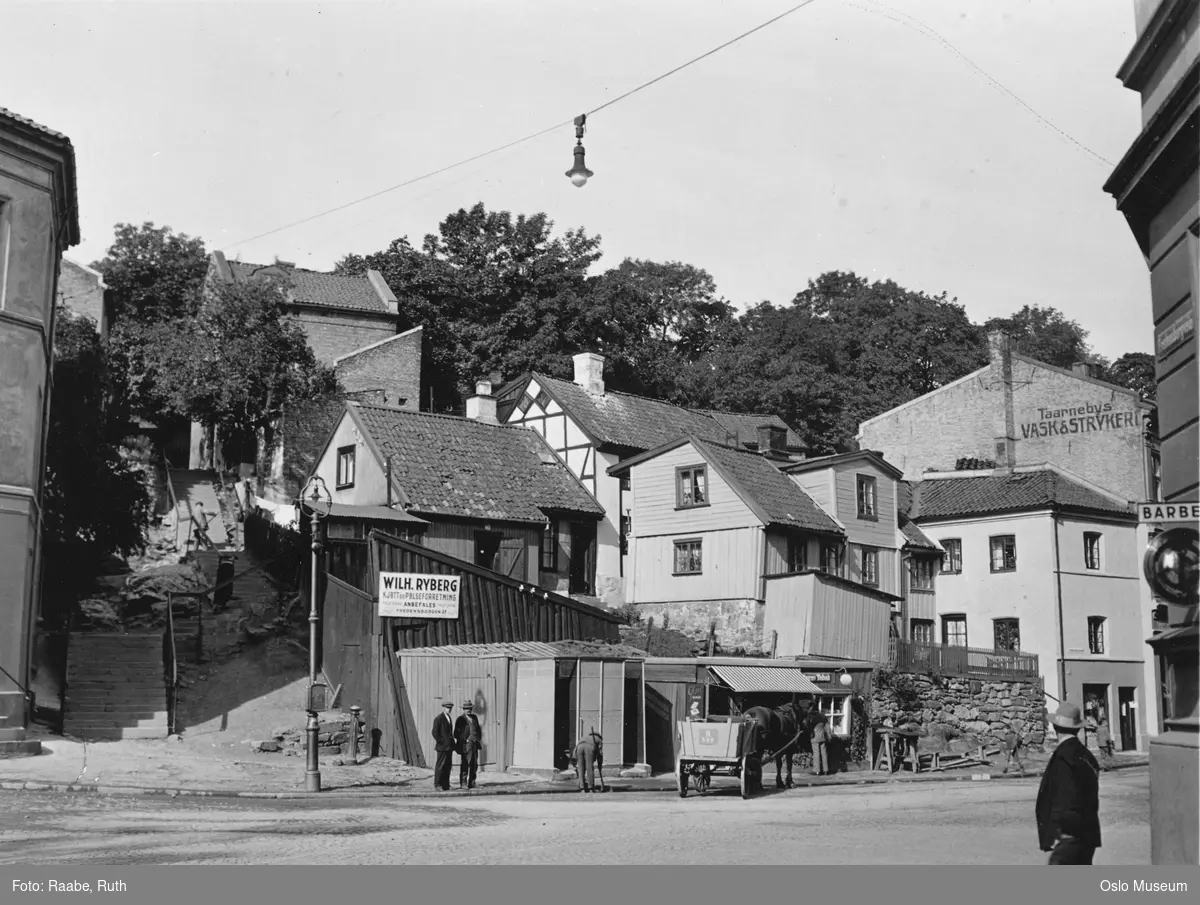 kiosk, menn, hest, vogn, pissoir, trehusbebyggelse, bygårder, gatebelysning