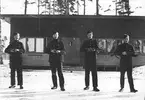 F6 Karlsborg 1940. Från vänster volontärerna 78 R.T. Lund, 87 I.R. Svedberg, 80 A. Eneström, 84 S.G. Hylander. I bakgrunden den nya vaktlokalen. Albumet är en del av en donation från Karl-Axel Hansson, Karlsborg. Förteckning över hela donationen finns i albumet, samt som Word-dokument.