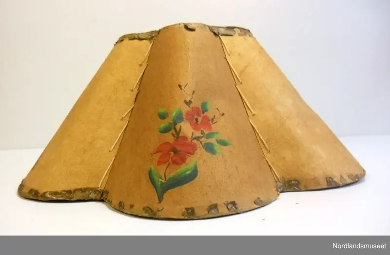 2 seksbuede lampeskjermer med påmalte røde blomster og grønne blad.