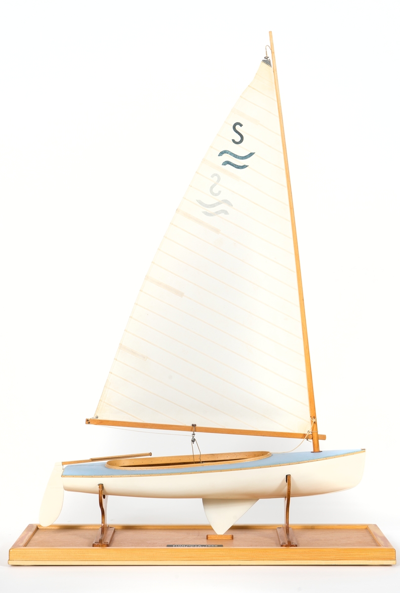 Fartygsmodell av Finnjolle från 1949. Dukklätt skrov. Monterad på platta.