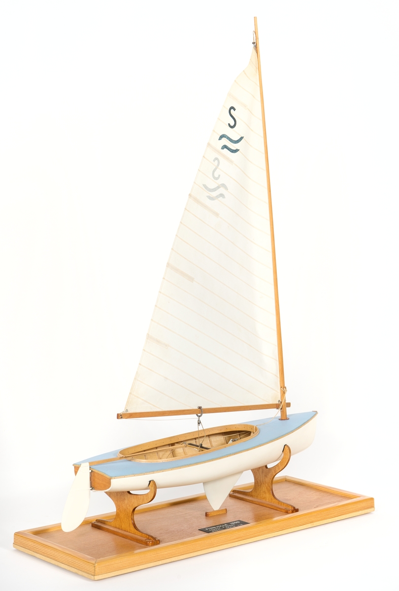 Fartygsmodell av Finnjolle från 1949. Dukklätt skrov. Monterad på platta.