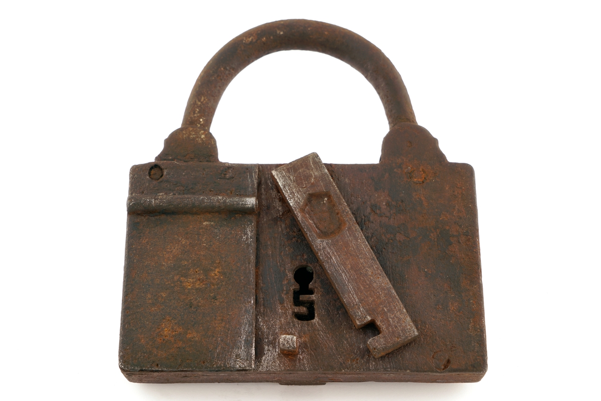 Hengelås av jern. Firkantet med svingbart lokk over nøkkelhull. I tillegg er det et ekstra lokk over låsbøylens ende.
Enden av låsbøylen hadde et hull, som gjorde at låsen kunne forsegles, ved at det ble trukket en forseglingstråd
gjennom låsbøylens ende og deretter plombert med en bly - eller lakk-plombe. Lokket beskyttet så forseglingen.