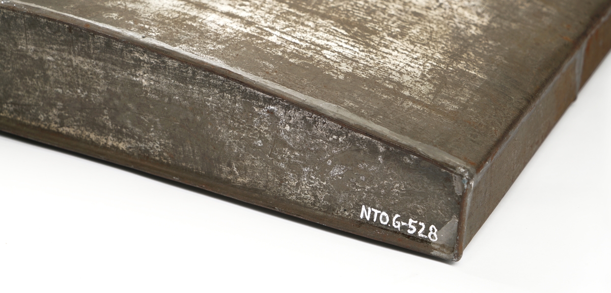 Trekkvognen kom med fergen "Peter Wessel", som trafikkerte Larvik - Fredrikshavn. Sprittanken ble funnet gjemt inne
i hytta på trekkvognen. Føreren var kjent for å ha smuglet mindre kvanta brennevin, tidligere. Han brukte denne fergen
jevnlig.