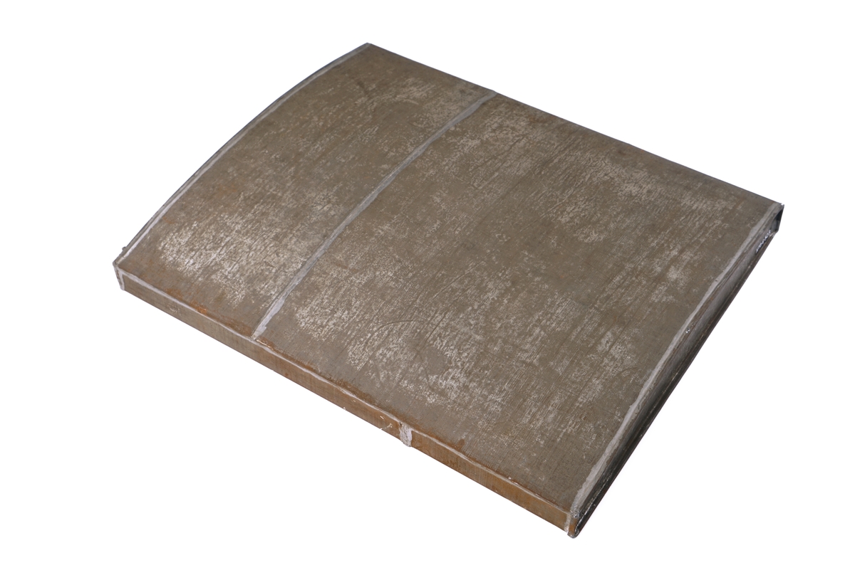 Trekkvognen kom med fergen "Peter Wessel", som trafikkerte Larvik - Fredrikshavn. Sprittanken ble funnet gjemt inne
i hytta på trekkvognen. Føreren var kjent for å ha smuglet mindre kvanta brennevin, tidligere. Han brukte denne fergen
jevnlig.