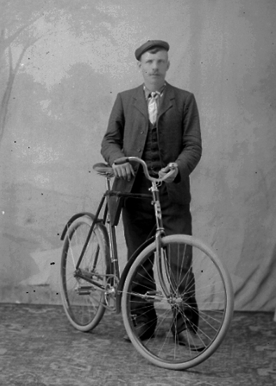 Ateljébild av man med cykel.