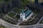 Flygfoto över Vetlanda kyrka.