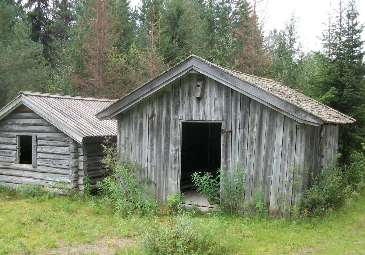 Skjul i bindingsverk kledd med låvepanel