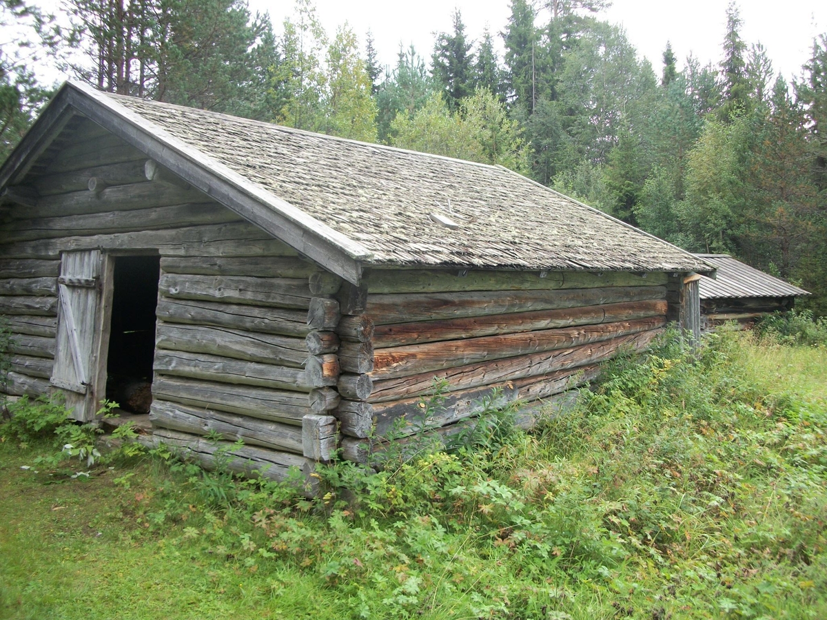 Fjøs i laftet tømmer og med tilbygd utedo