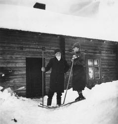 Harald Dybwad og Sophie Berg på ski ved Harestua.