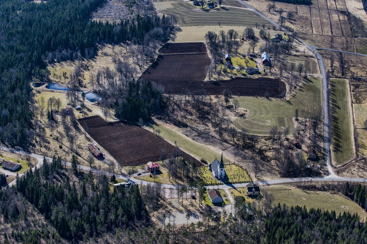 Flygfoto över Valdshults kyrka i Gislaveds kommun.