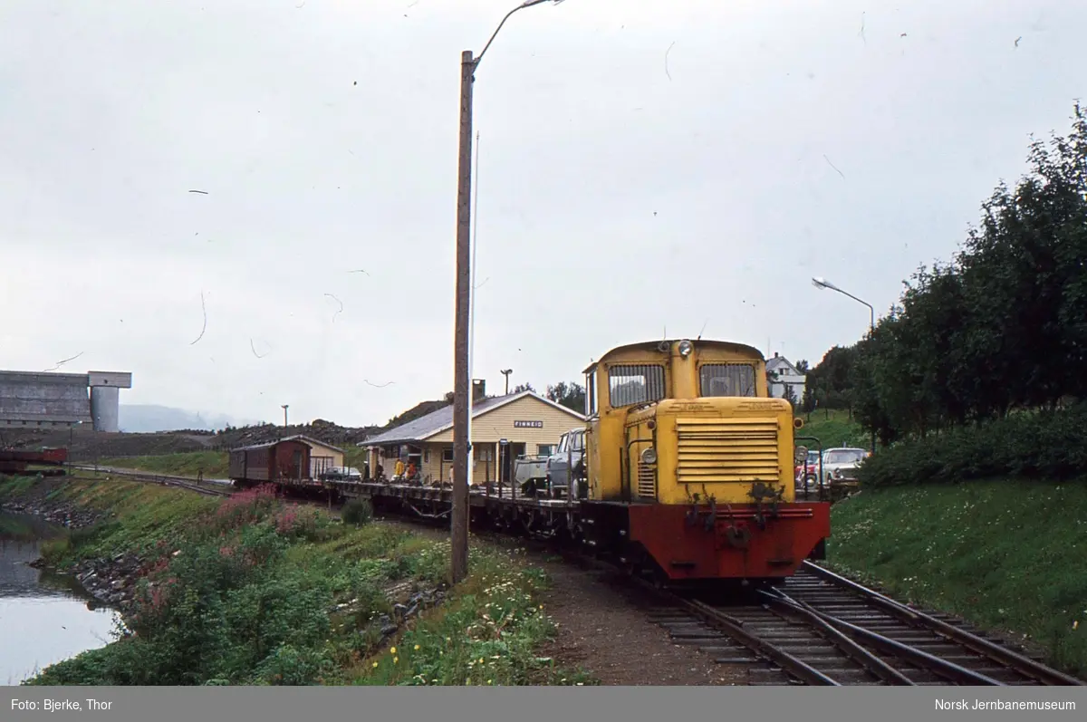 Diesellokomotivet LOKE foran tog 11 på Finneid stasjon