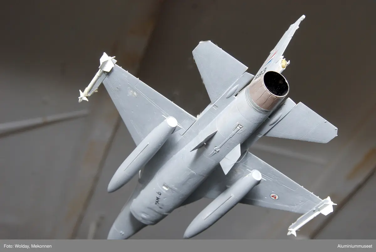 F-16 lekefly (byggesett)