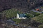 Flygfoto över Brahekyrkan på Visingsö.