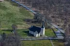 Flygfoto över Brahekyrkan på Visingsö.