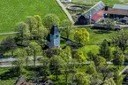 Flygfoto över Kumlaby kyrka på Visingsö.