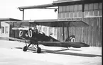 F6 Karlsborg 1940. SK11 De Haviland Tiger Moth utanför 63. Depådivisionens hangar. Albumet är en del av en donation från Karl-Axel Hansson, Karlsborg. Förteckning över hela donationen finns i albumet samt som Word-dokument.