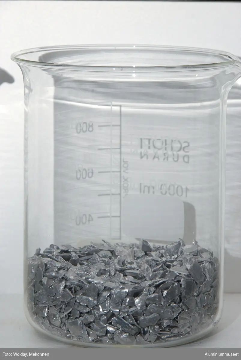 Granulert aluminium, umake småbiter. Ligger i glassbeholder