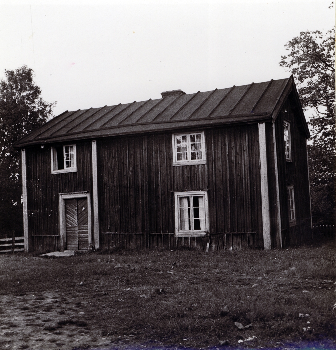 Gamla manbyggnaden från sydöst.
J.A. Constantson