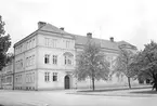 Elementarläroverket för flickor i Linköping. I dagligt tal kallad Flickskolan. Den ursprungliga skolbyggnaden, den lägre byggnadskroppen till vänster, togs i bruk vid höstterminens start 1883. Med åren ökat antal elever fick Stadsfullmäktige att 1909 besluta om en tillbyggnad. Arkitektuppdraget till byggnaden som bilden främst visar gick till Axel Brunskog. Tillbyggnaden stod färdig lagom till höstterminen 1911.