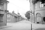 Parti av Linköping 1930. Ågatan österut i höjd med gatans skärning med Repslagregatan. Bortom trähusbebyggelsen i kvarteret Bokbindaren reser sig Emanuelskyrkan. I hörnfastigheten till höger drev vid tiden Wilhelm Weiders sitt konditori.