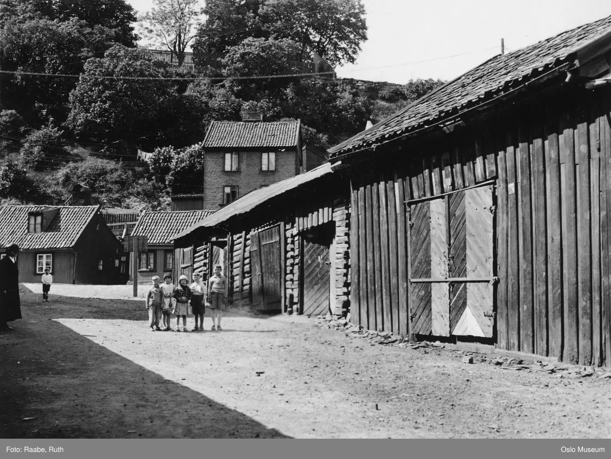 første ladegang, lagerbygninger, barn, kvinne, trehusbebyggelse