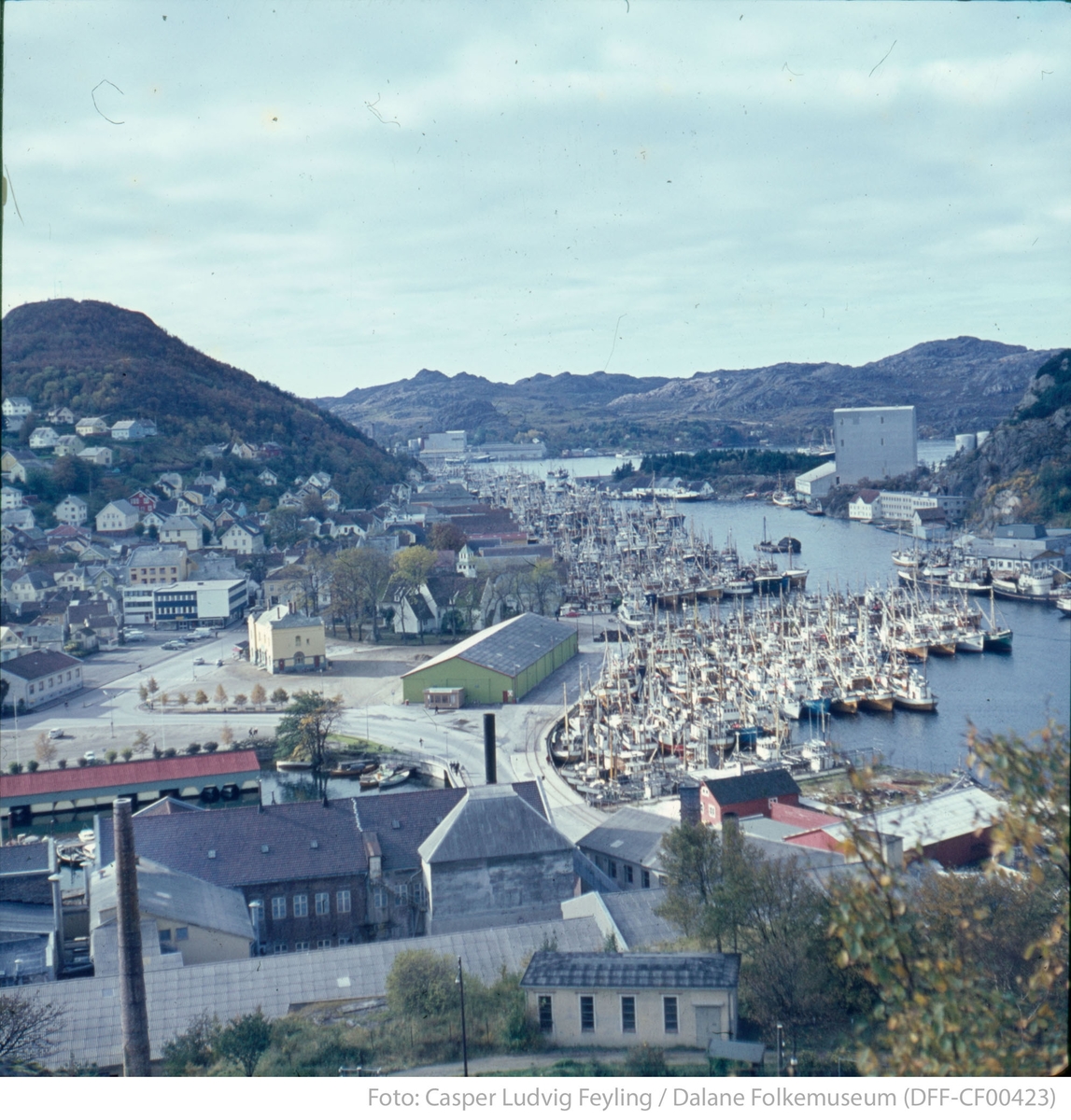 Egersund sentrum sett fra Kråkefjellet - havna full av fiskebåter