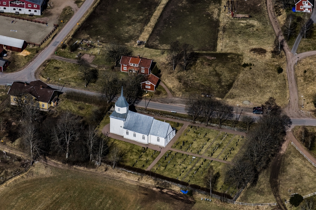 Flygfoto över Öreryds kyrka i Gislaveds kommun.