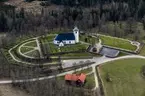 Flygfoto över Ökna kyrka i Vetlanda kommun.