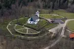 Flygfoto över Ökna kyrka i Vetlanda kommun.