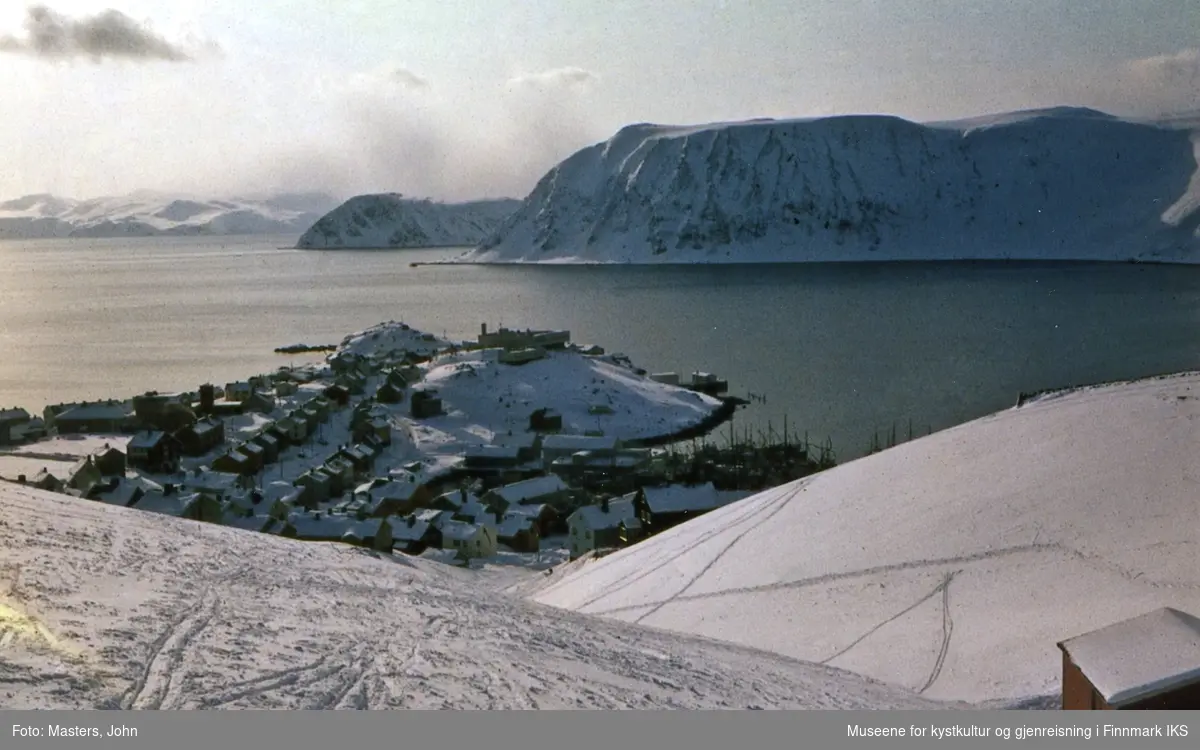Honningsvåg. Oversiktsbilde av bebyggelsen rundt Indre havn og på Klubben. I midten Fiskarfagskolen. 1962/63.