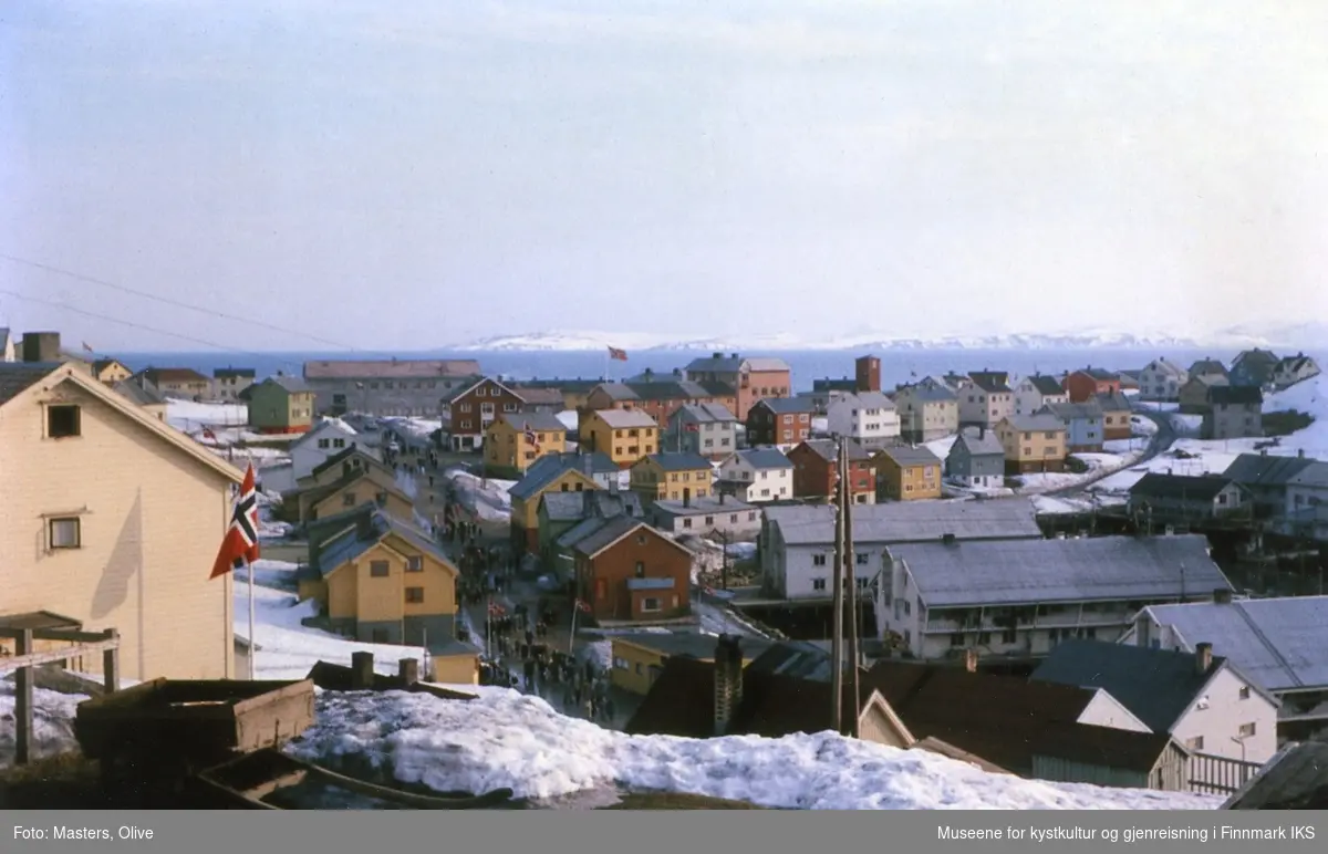 Honningsvåg. 17. mai-tog i Hovedgata. 1962/63.